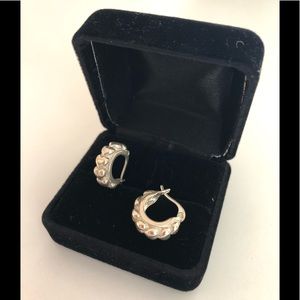 ❤️❤️ Sweet Hearts!  Tiny silver hoops